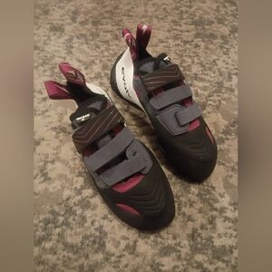Evolv Women’s Black and Burgundy Climbing Shoes with Gray Straps